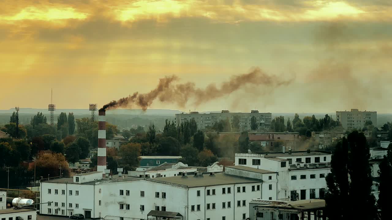 烟雾从工厂的烟囱里冒出来，污染环境视频下载