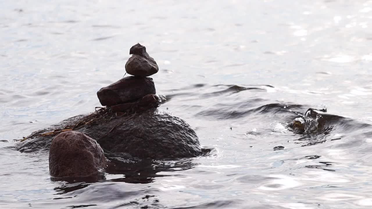 海浪中堆积的石头特写视频素材