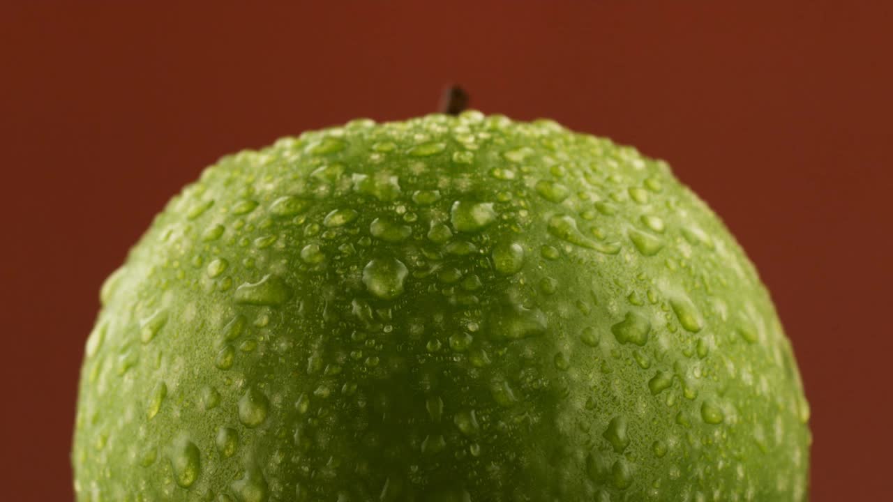 用慢动作旋转一个湿苹果视频下载