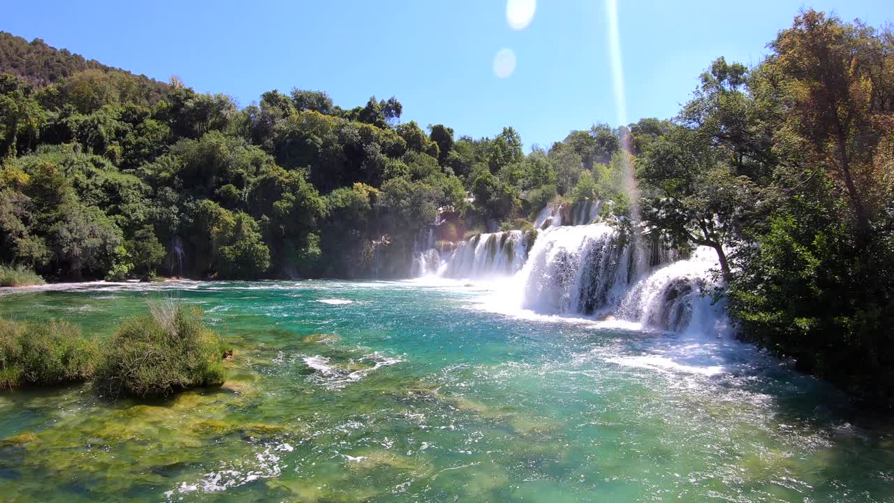 克罗地亚的克尔卡国家公园有瀑布和河流视频下载