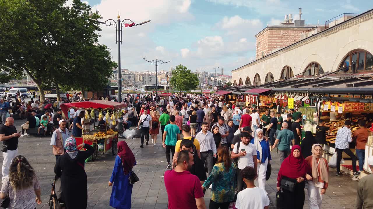 土耳其伊斯坦布尔埃米诺努广场的埃及集市外观视频下载