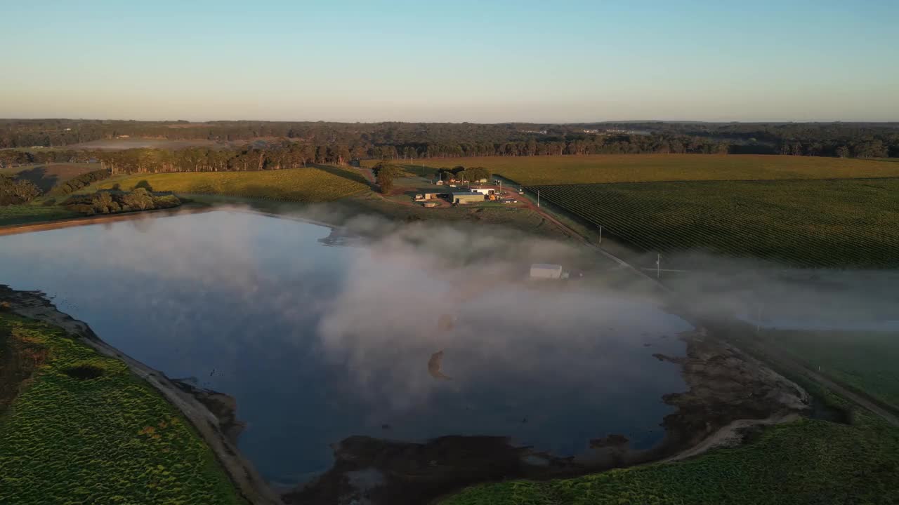 澳大利亚玛格丽特河溪边的农场鸟瞰图。视频素材