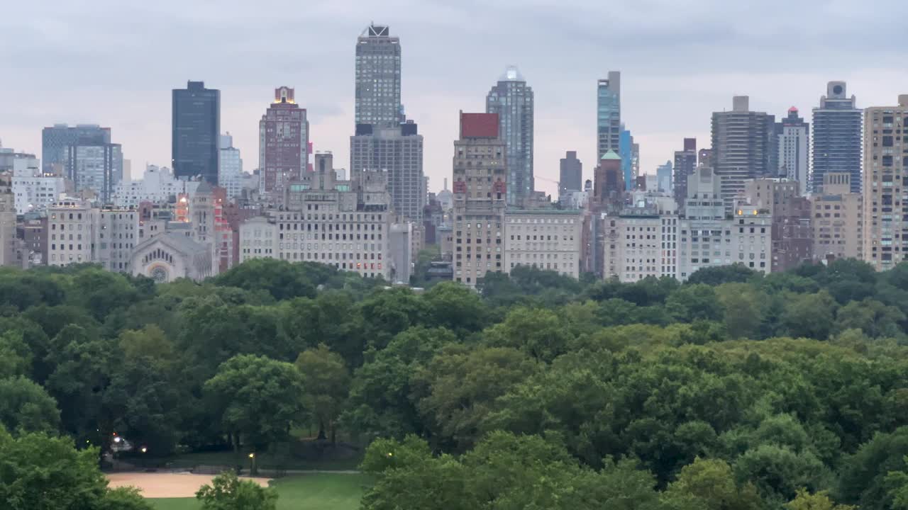 中央公园和纽约摩天大楼的全景视频下载