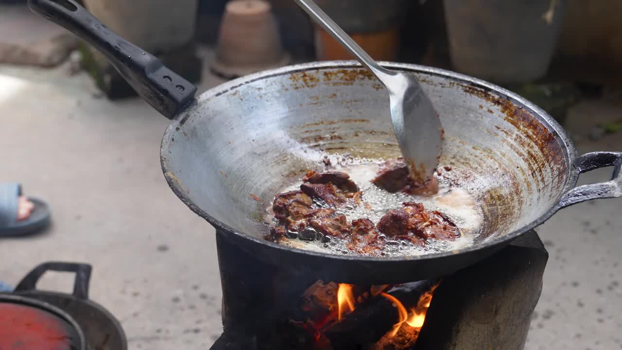 煎亚洲菜，用旧锅在木炭烤架上煎鸡内脏。视频下载
