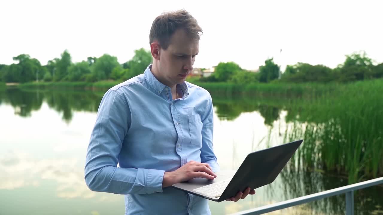 一个人在河边用笔记本电脑工作视频下载
