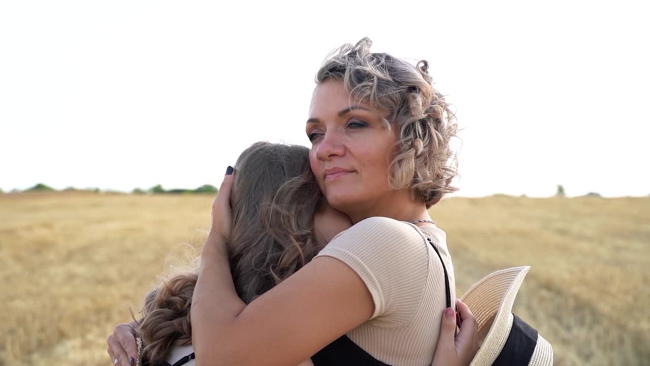 一位微笑的母亲拥抱她的女儿(特写)视频下载