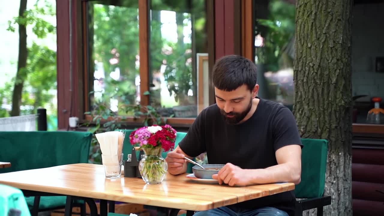 一个男人在餐馆里吃西红柿奶油汤视频下载