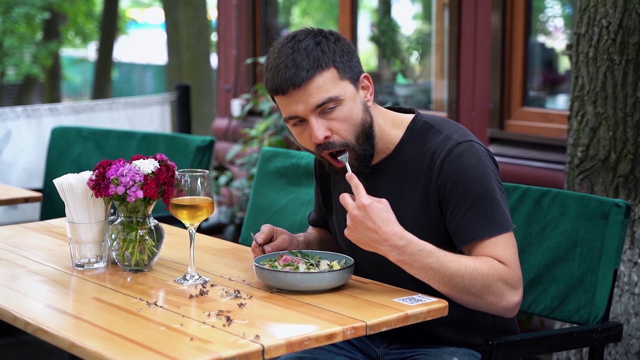 一个男人在餐馆里吃着尼可沙律视频下载