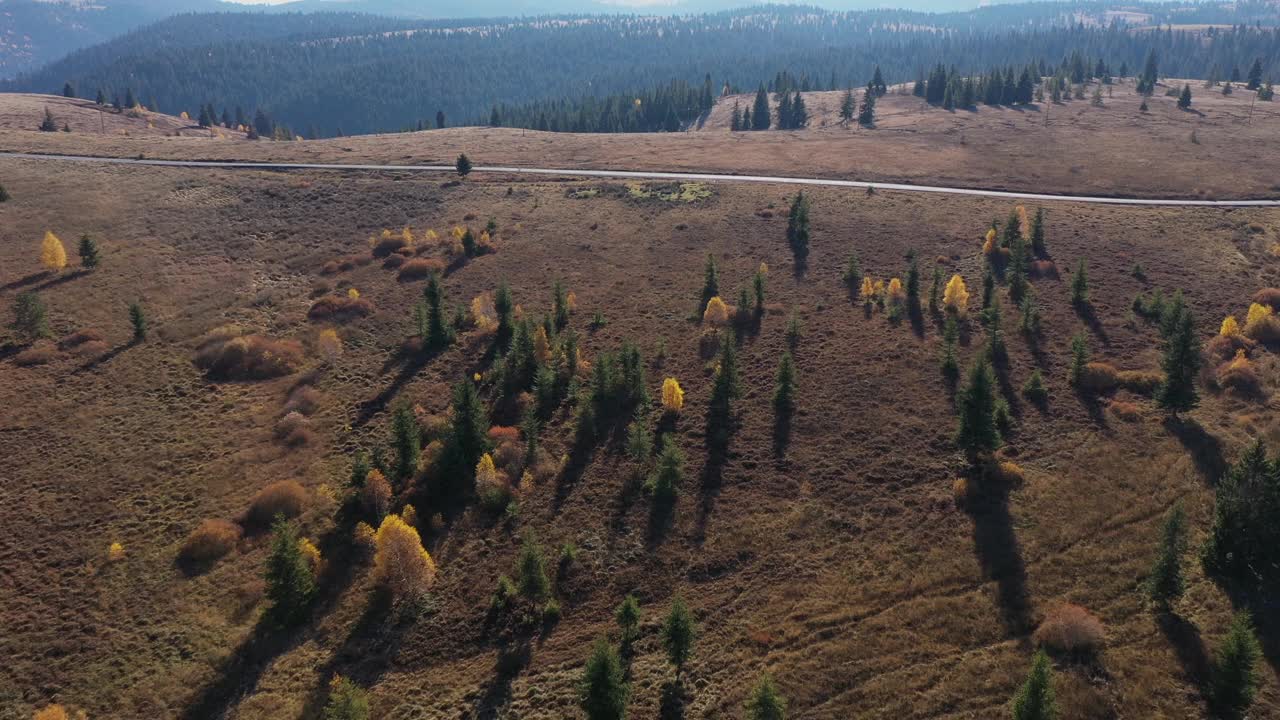 空中无人机4k视频山区柏油路和行驶的汽车在秋天视频素材