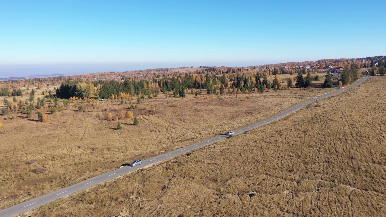 空中无人机4k视频山区柏油路和行驶的汽车在秋天视频素材