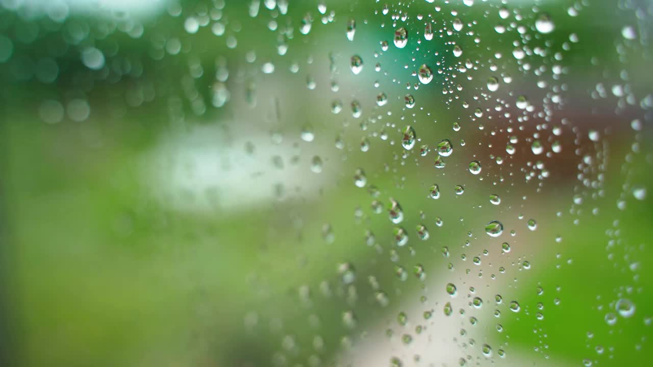 窗外雨后雨滴的特写视频素材