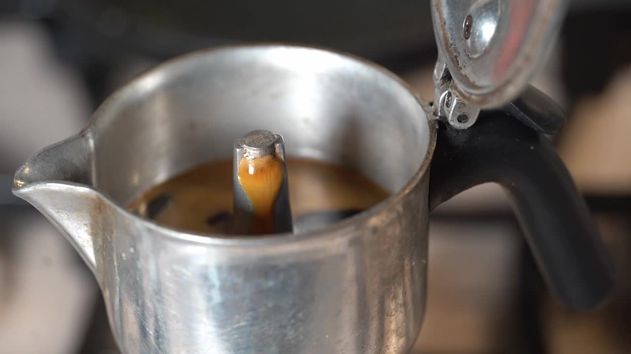 在家里用摩卡壶煮咖啡视频素材