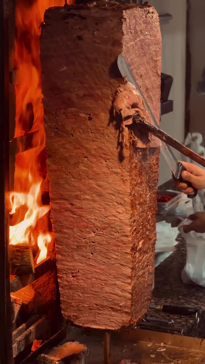 厨师用明火切美味的烤肉串肉视频下载
