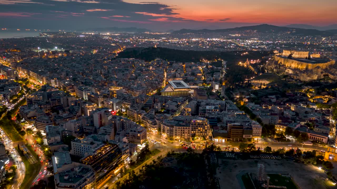 傍晚时分，雅典市中心灯火通明的航拍超缩图视频下载