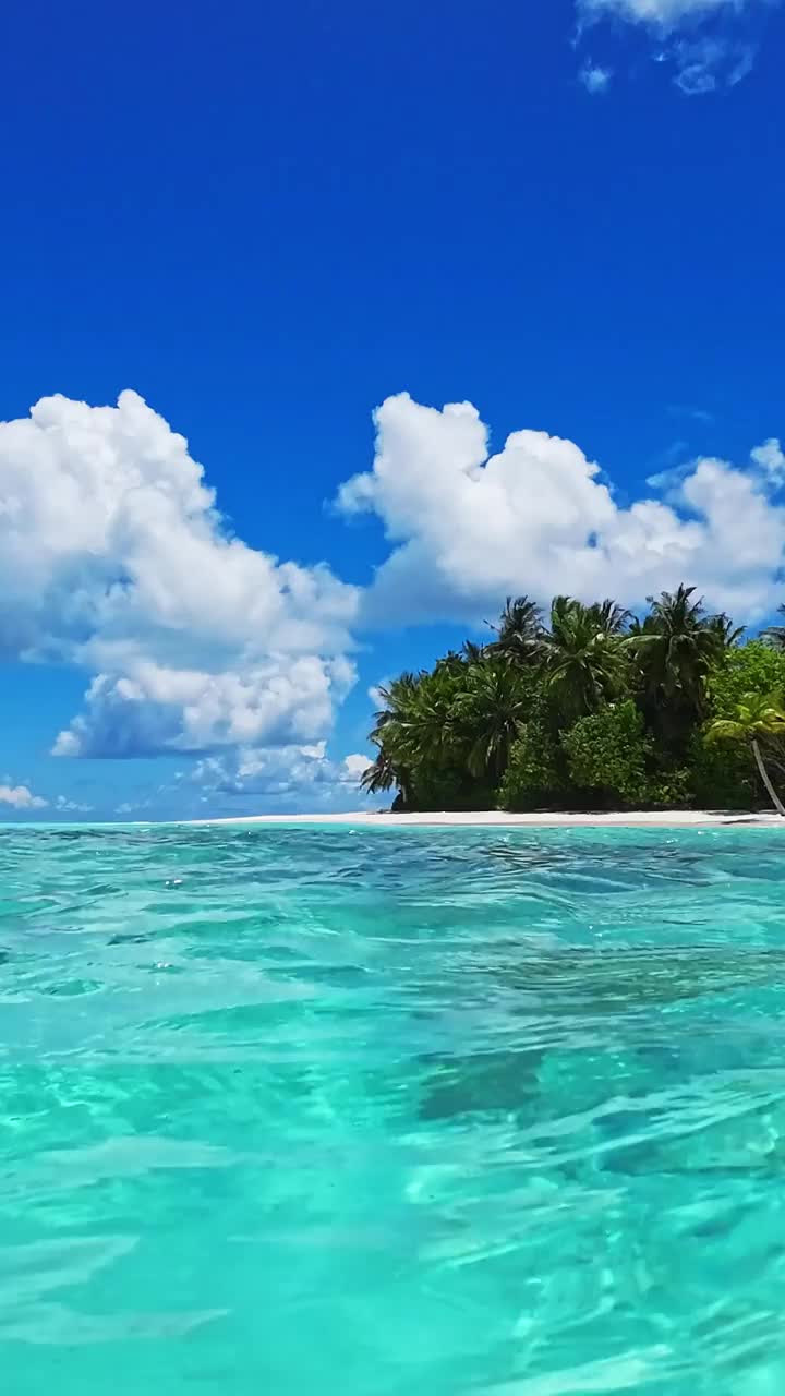 热带岛屿从海洋的低角度分割视图视频素材