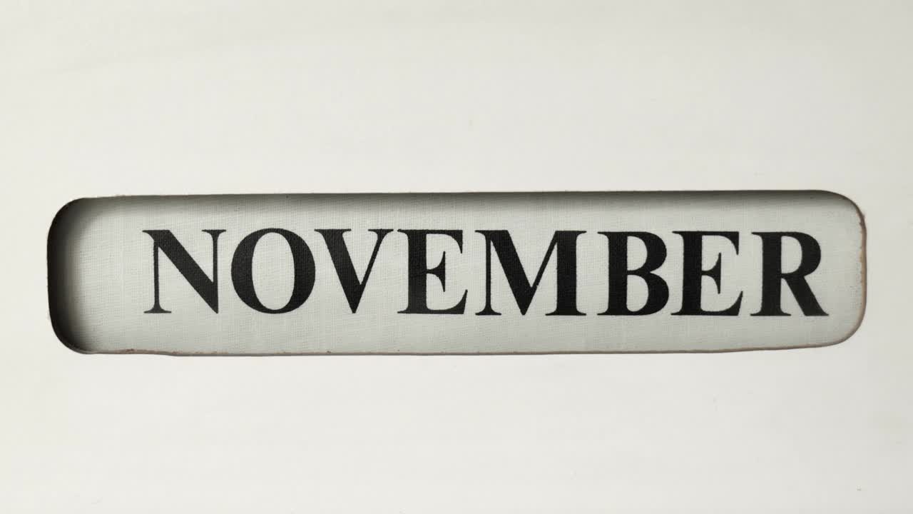 老式办公室日历从11月移动到12月视频下载