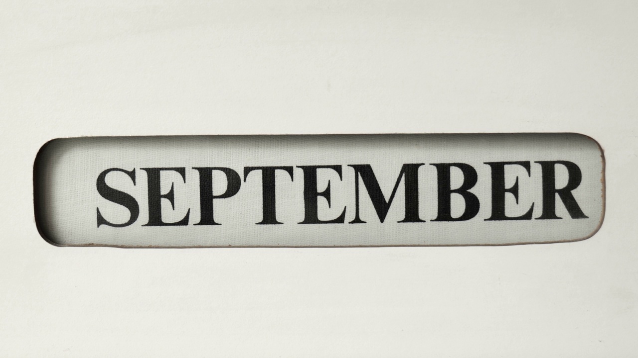 复古的办公日历从九月移动到十月视频下载