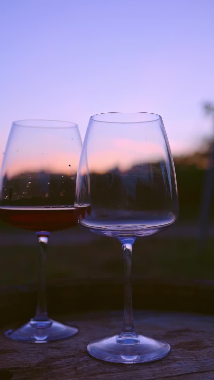 在日落时分把红酒倒进杯子里视频下载
