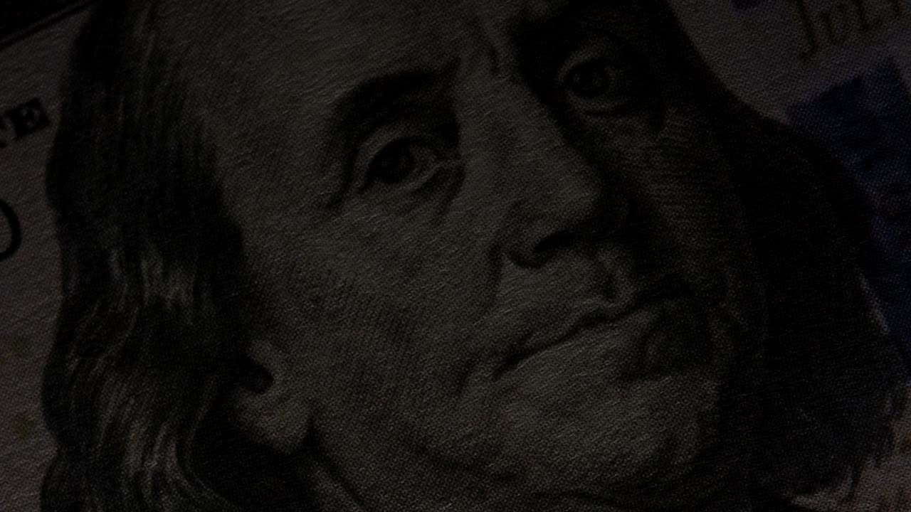 百元美钞，本杰明·富兰克林特写宏观，旋转摄像机运动，经济与货币概念视频下载