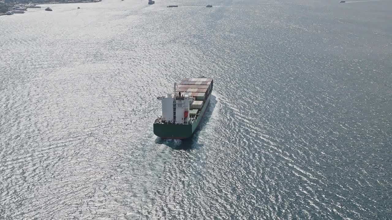 在博斯普鲁斯海峡航行的货船鸟瞰图视频素材