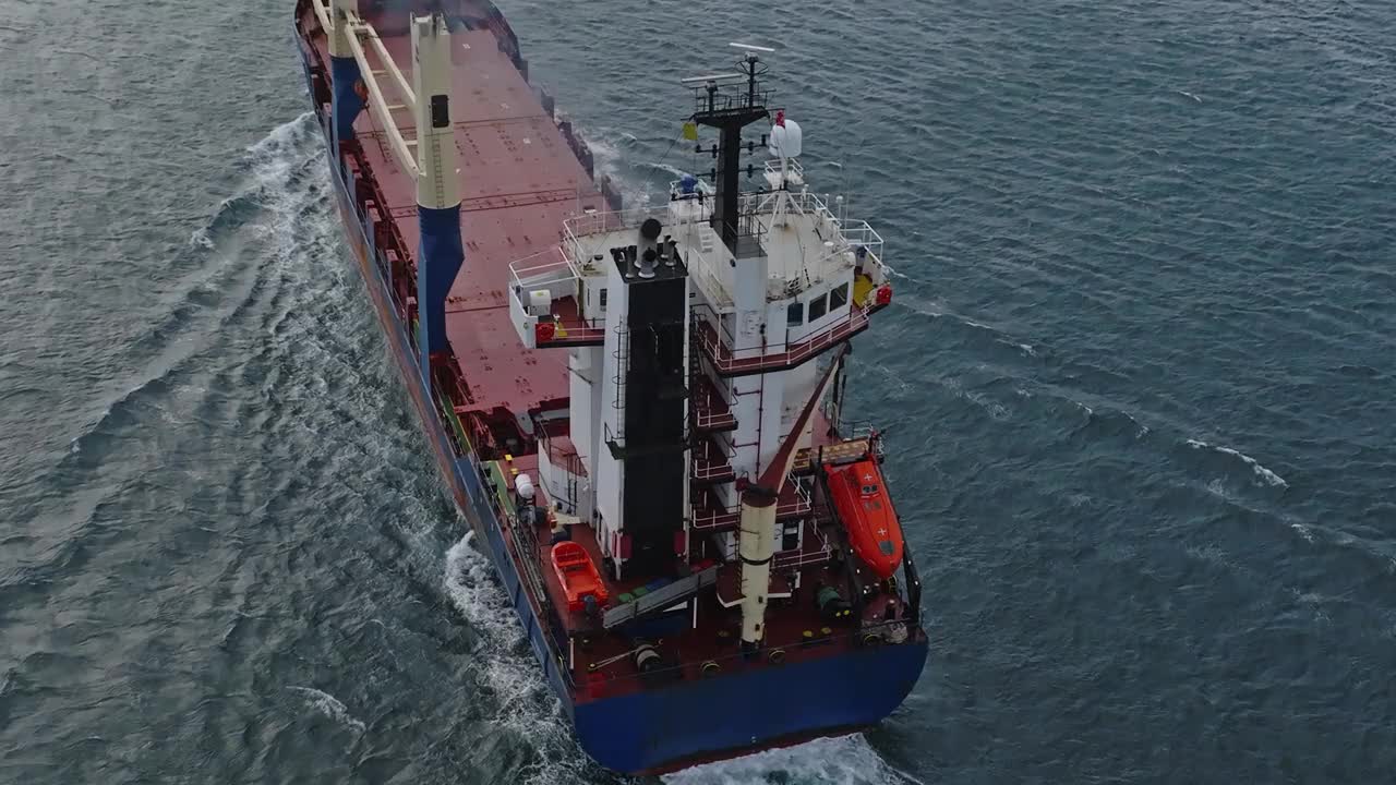 在博斯普鲁斯海峡航行的货船鸟瞰图视频素材