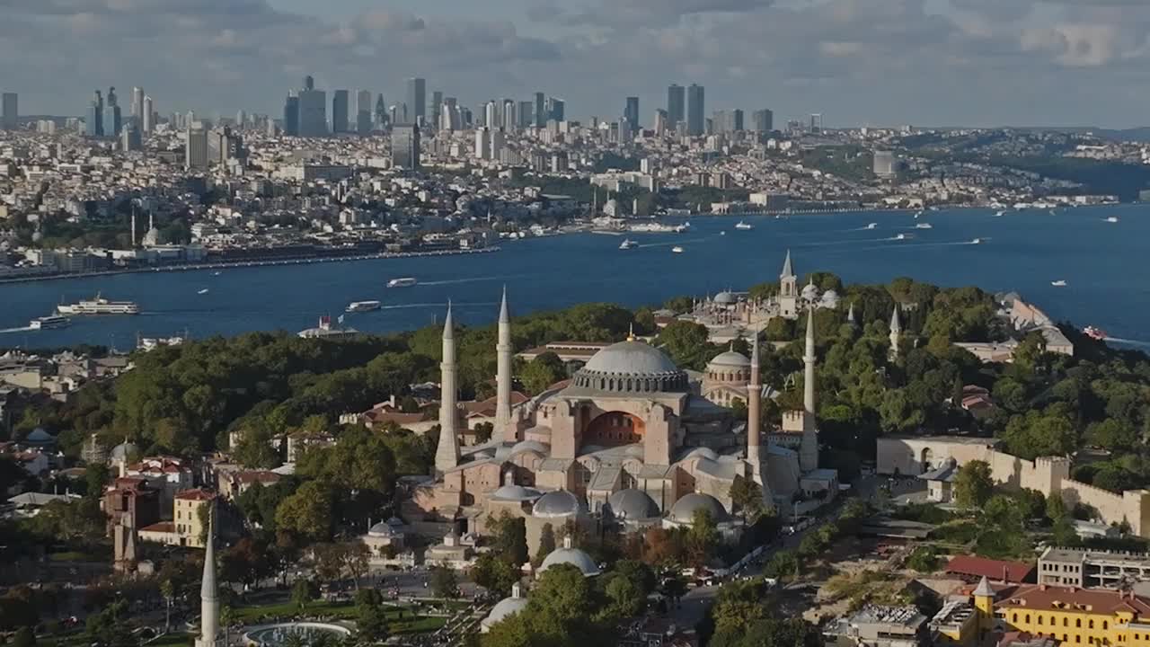 伊斯坦布尔历史半岛圣索菲亚大教堂和苏丹艾哈迈德大清真寺鸟瞰图视频下载