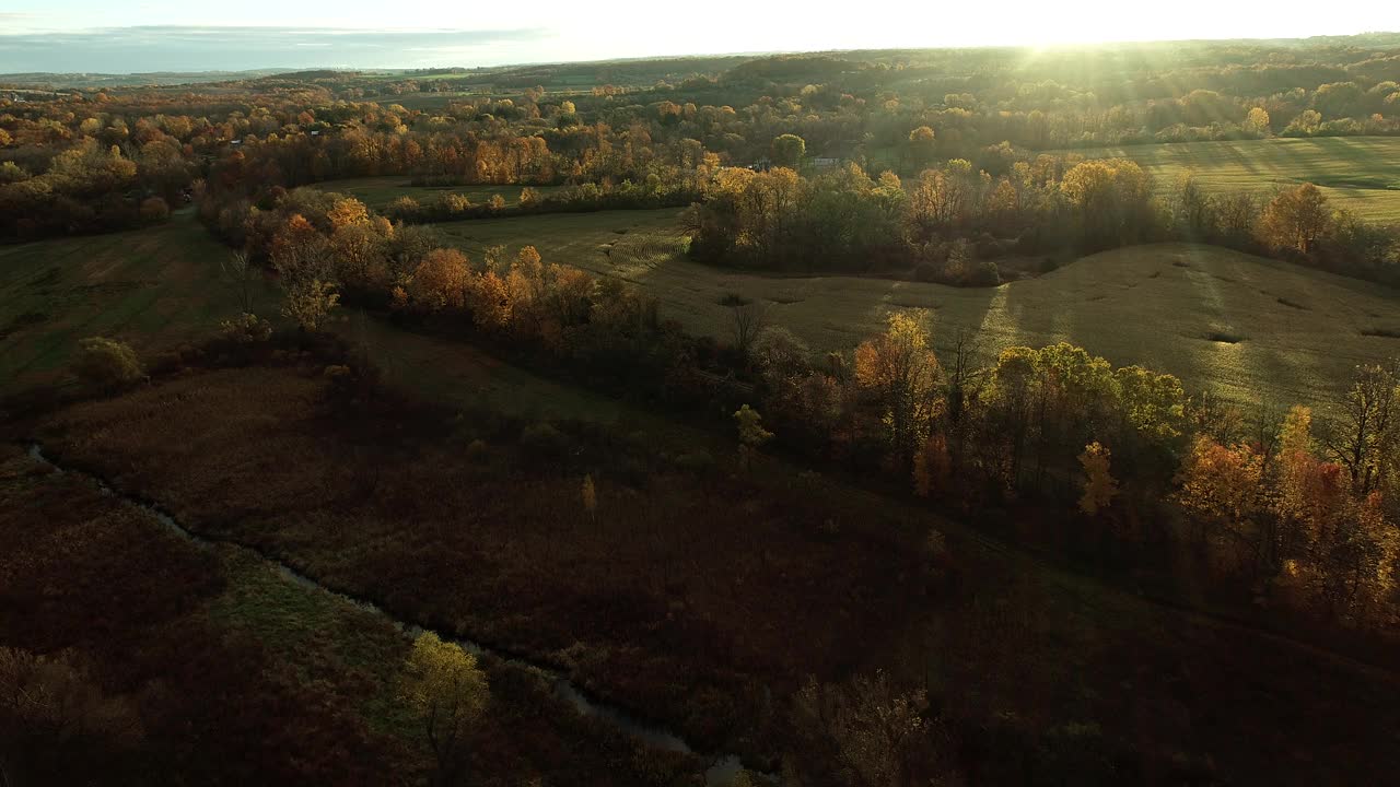 农场和田野的秋天鸟瞰图视频下载