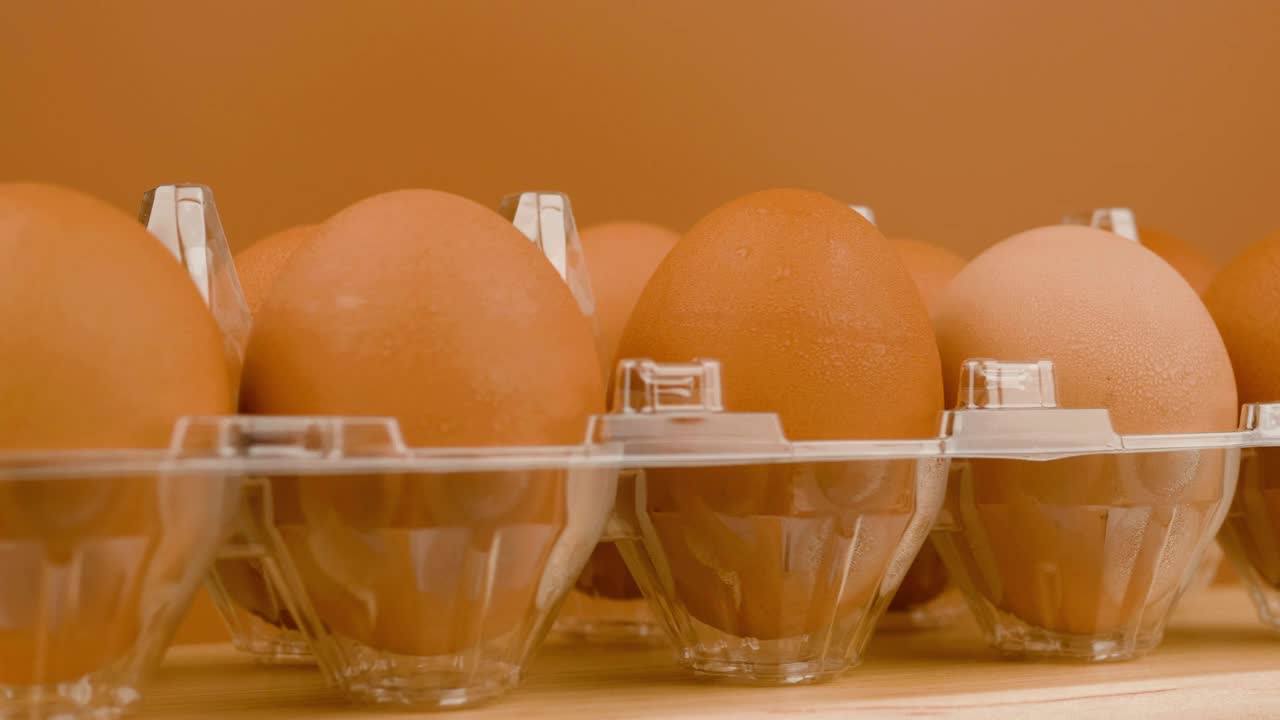 新鲜干净的鸡蛋，鸡蛋面板，有机鸡蛋早餐高蛋白食品。动物的蛋。棕色的蛋壳。视频素材