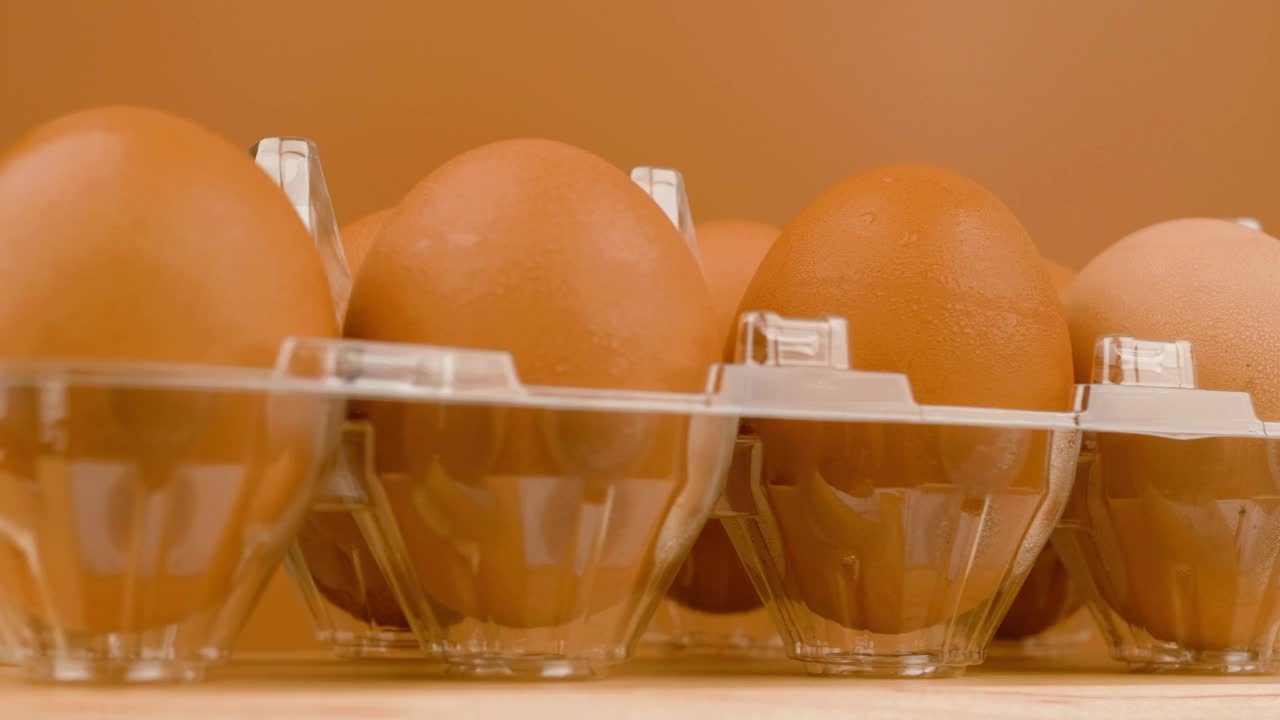 新鲜干净的鸡蛋，鸡蛋面板，有机鸡蛋早餐高蛋白食品。动物的蛋。棕色的蛋壳。视频素材