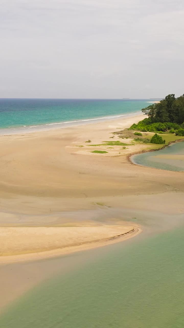 鸟瞰棕榈树和海浪的沙滩。斯里兰卡。视频下载