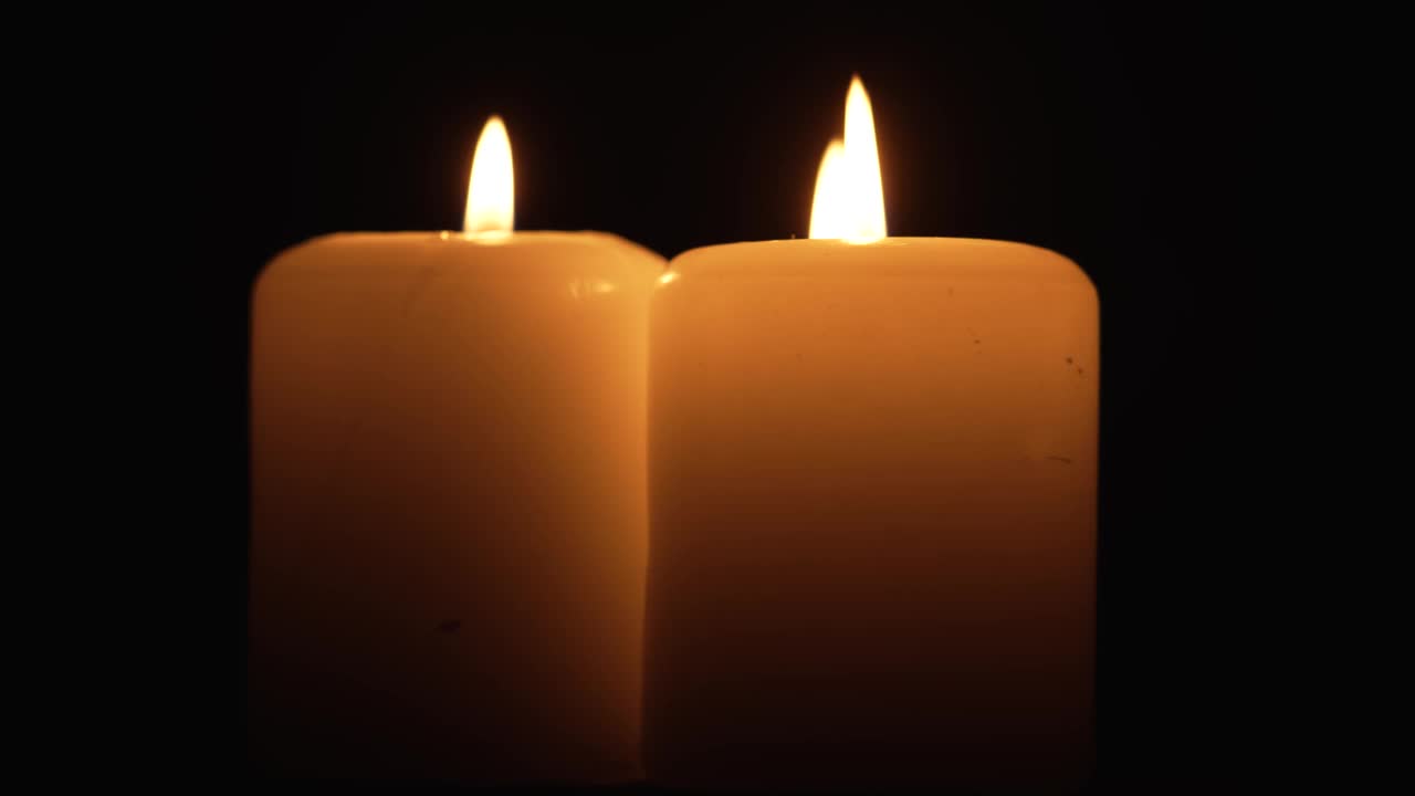 三支蜡烛燃烧，在黑暗的房间里旋转视频下载