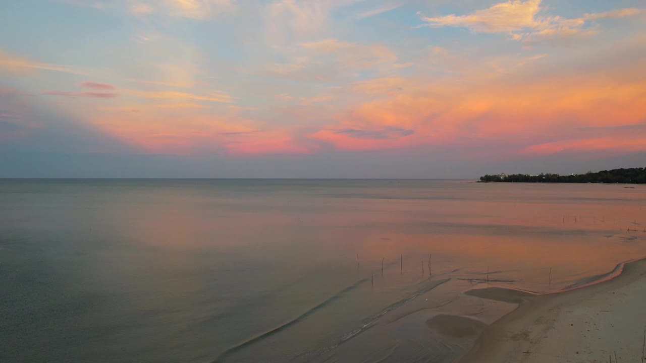 从空中俯瞰的海滩上五颜六色的日落视频素材