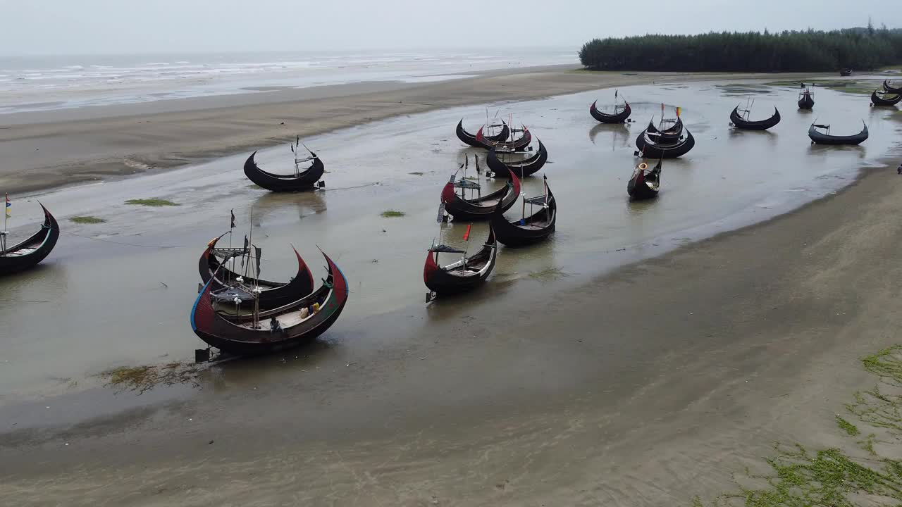 考克斯巴扎尔海滩和船只的美丽无人机视图-库存视频片段视频下载