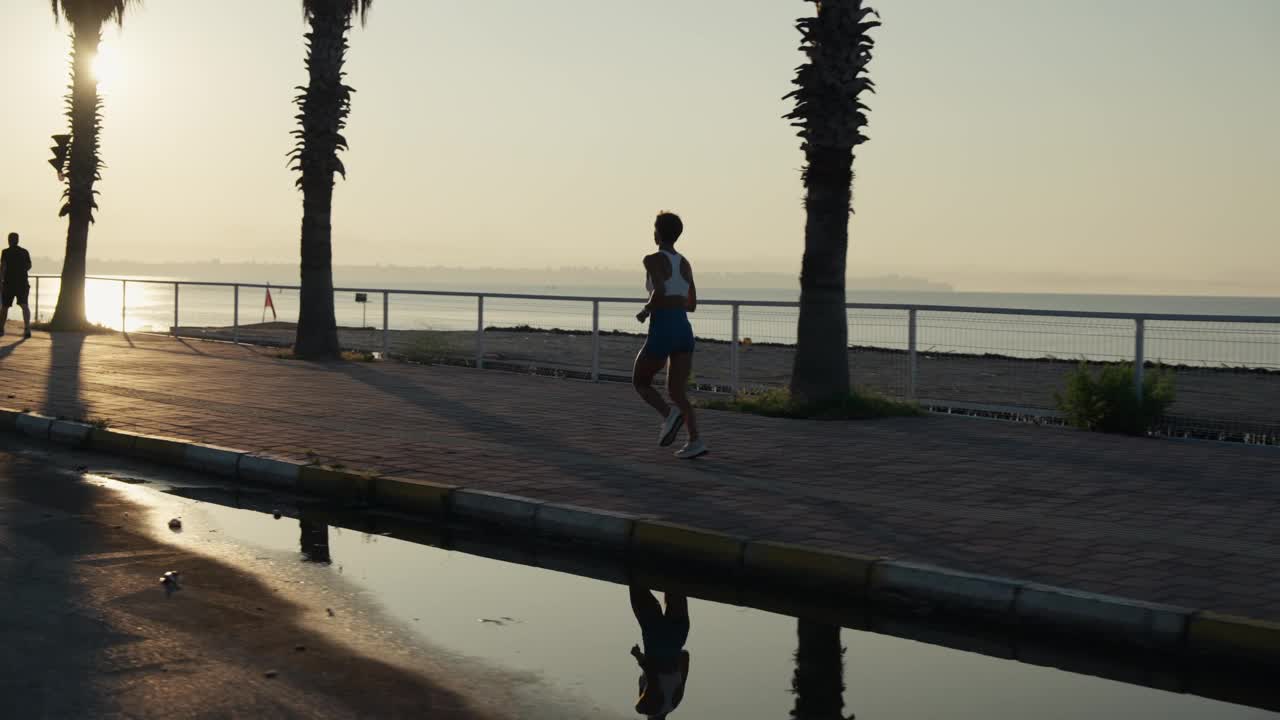 跑步，白种人女人和健身上日出，蓝天为运动目标，能量和动力。快乐的运动员，有氧运动和户外运动的动机，微笑和健康。视频下载