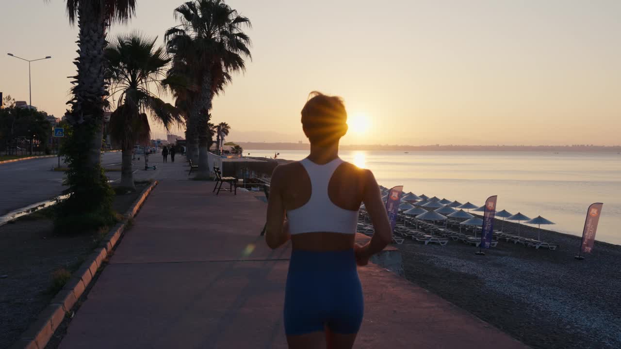 跑步，白种人女人和健身上日出，蓝天为运动目标，能量和动力。快乐的运动员，有氧运动和户外运动的动机，微笑和健康。视频素材