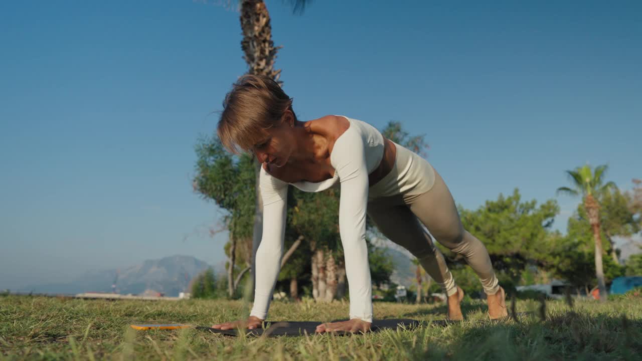 高加索妇女在热带海岸练习瑜伽视频下载