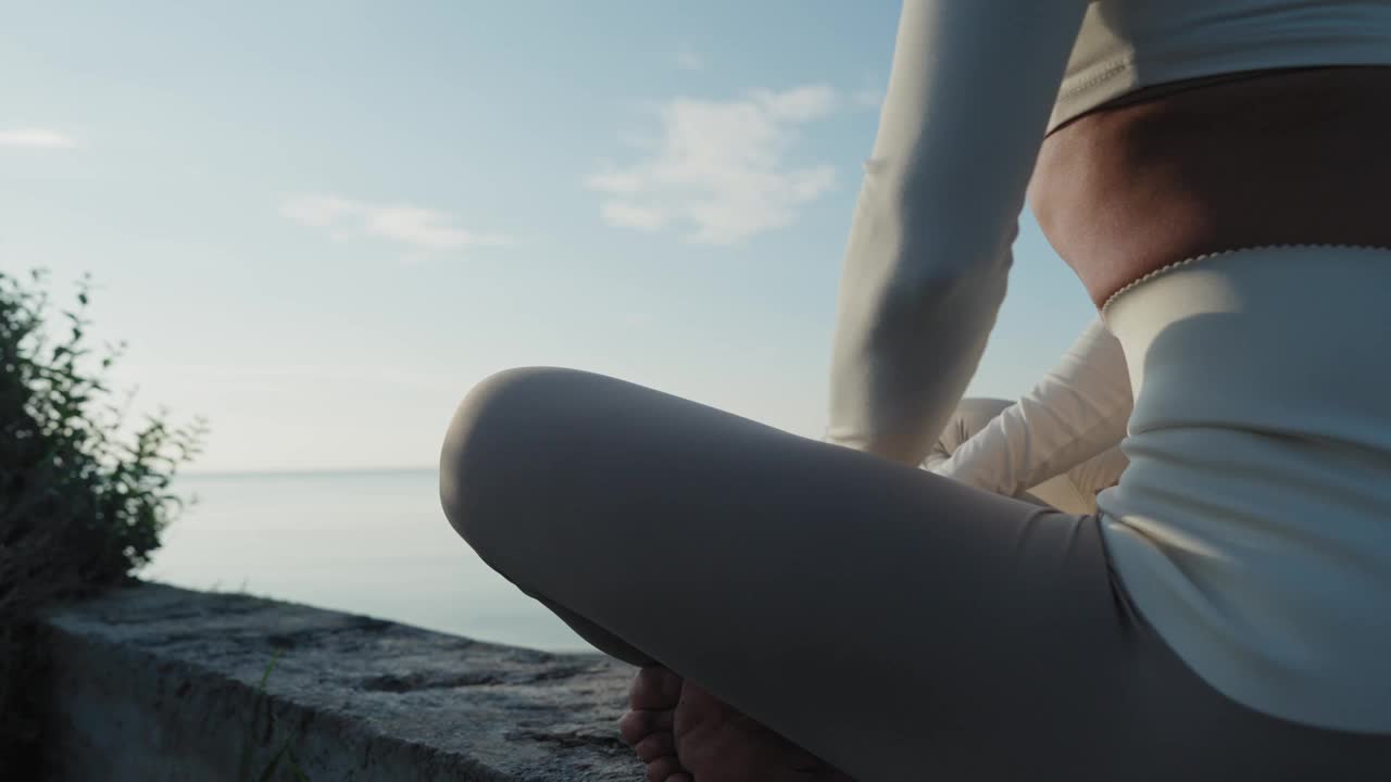 高加索妇女在热带海岸练习瑜伽视频下载