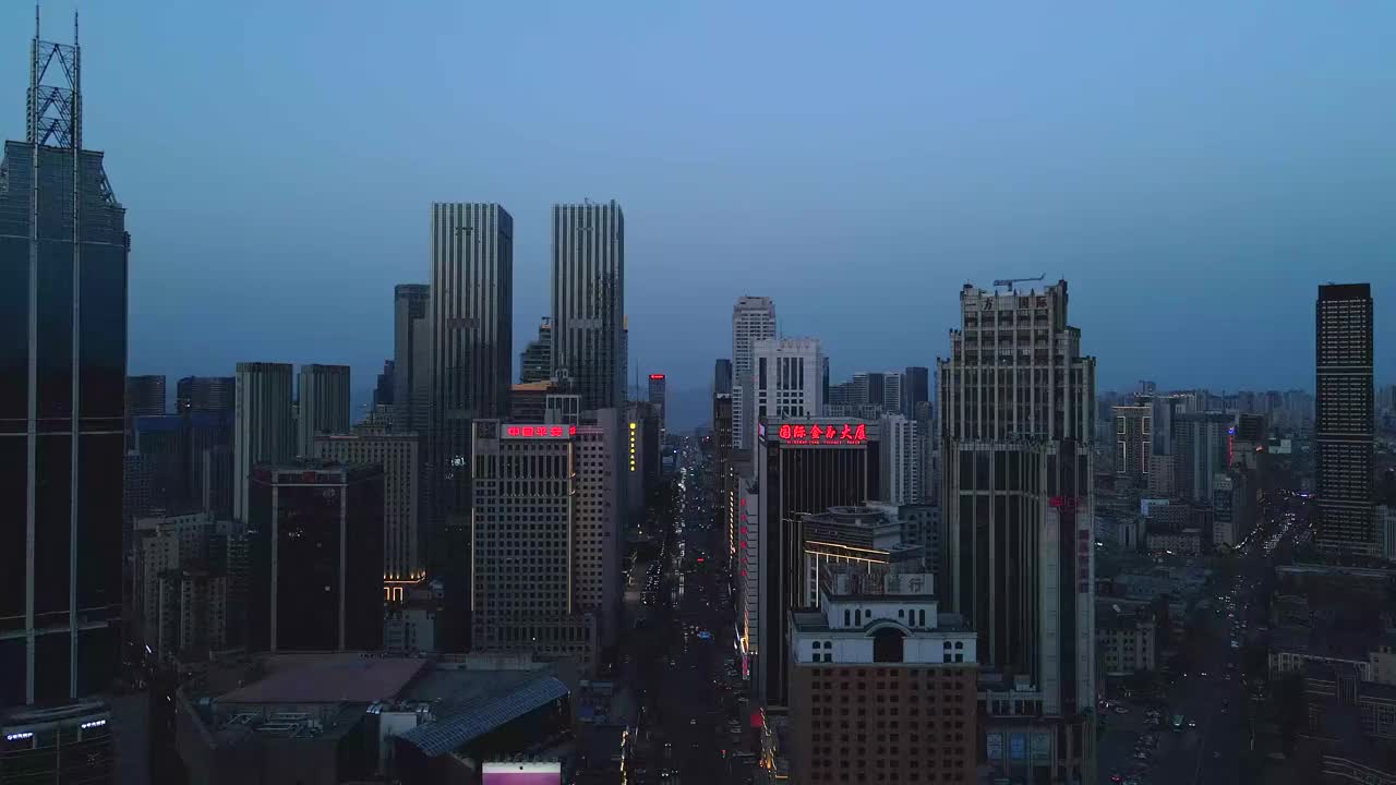 航拍无人机沿着中山路向后飞行，镜头从城市天际线向下平移到中山广场视频下载
