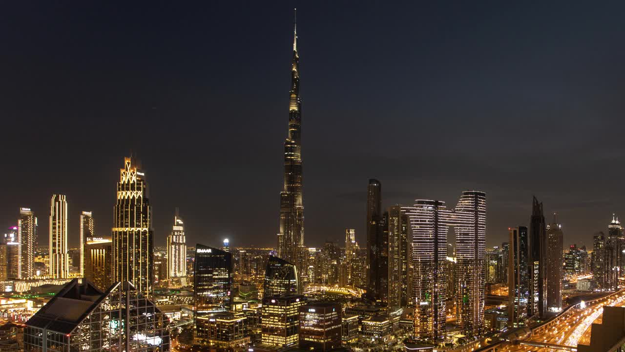 迪拜哈利法塔的天际线从黑夜到白天的时间推移鸟瞰图，阿拉伯联合酋长国视频下载