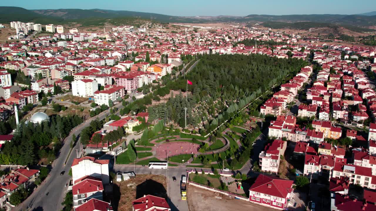 tav<e:1> anlyi是位于土耳其k<s:1>塔哈亚省的一个地区。凭借其丰富的历史和自然美景，tav<e:1>为游客提供了独特的体验。鸟瞰图视频下载