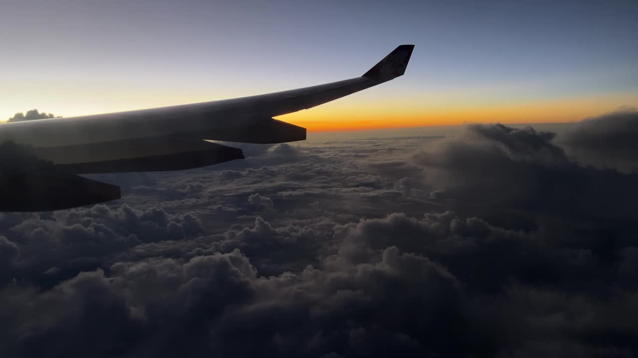 在清晨的云天上飞翔视频素材