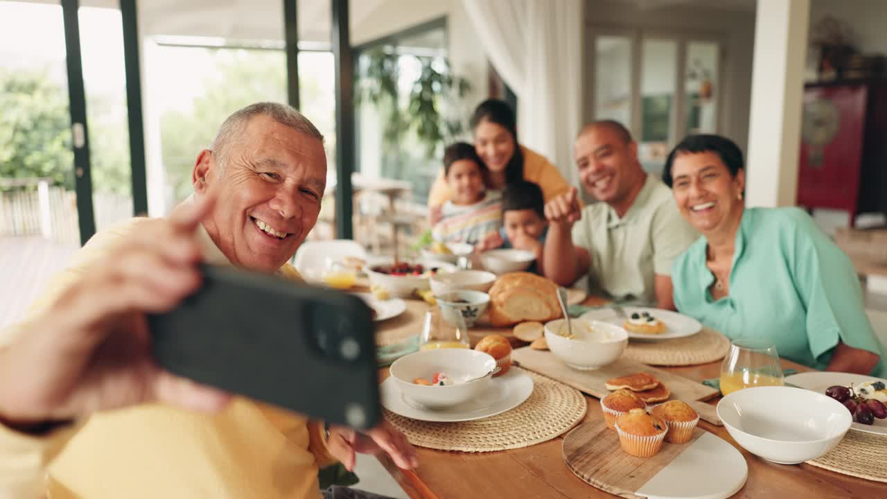 家人，自拍，几代人一起吃饭，直播，有幸福的人在家里和回忆。祖父母，父母和孩子，社交媒体上的帖子和早餐时快乐的照片视频下载