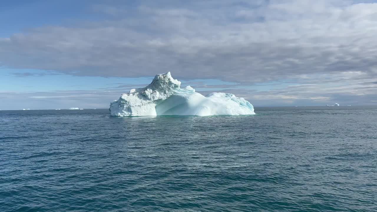 孤独的冰山漂浮在Scoresbysund。格陵兰岛。视频下载
