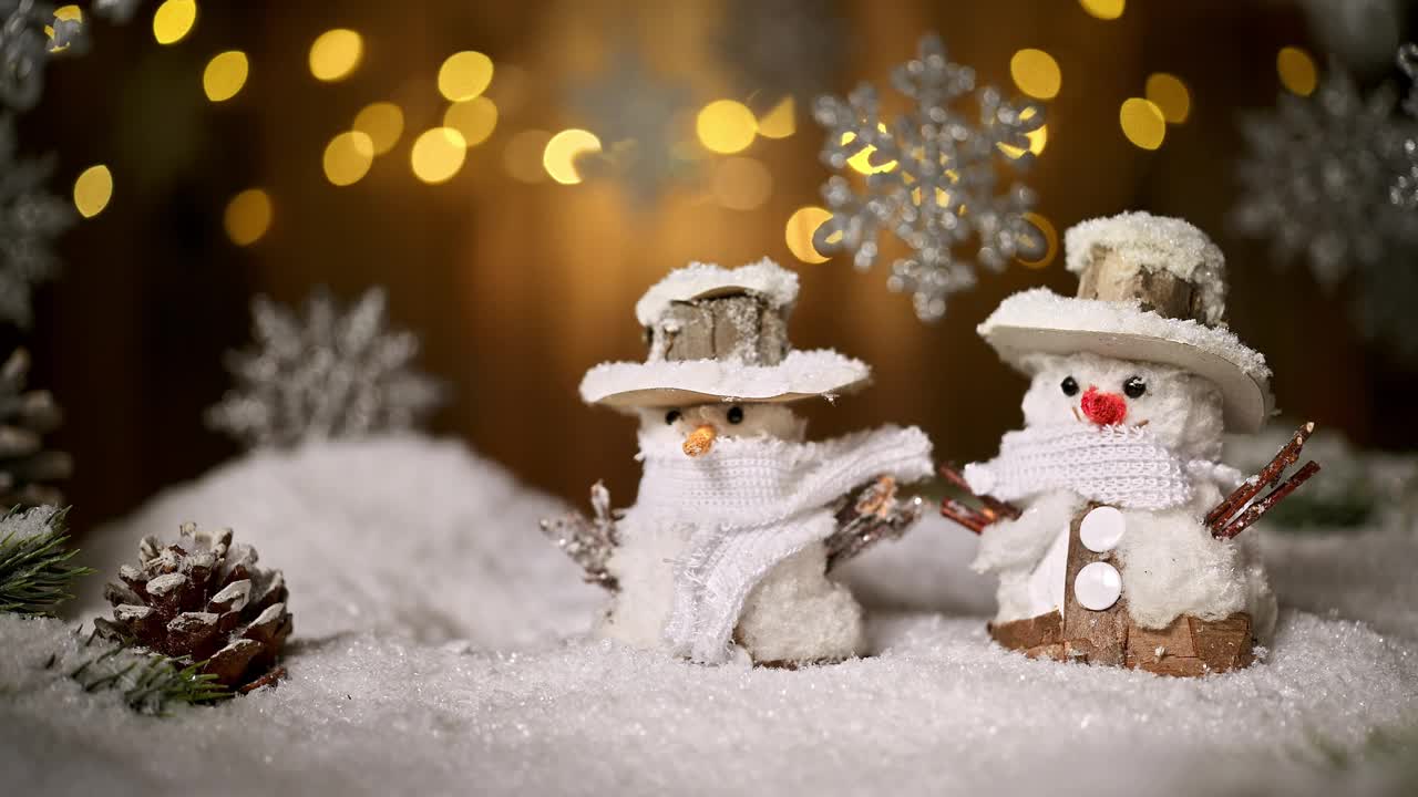 可爱的雪人人物与圣诞节的背景视频下载