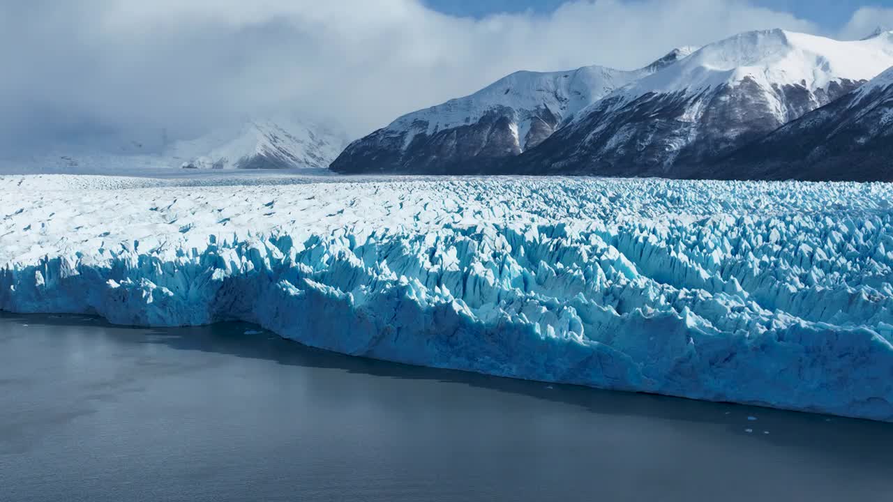 阿根廷巴塔哥尼亚的埃尔卡拉法特的佩里托莫雷诺冰川。视频下载