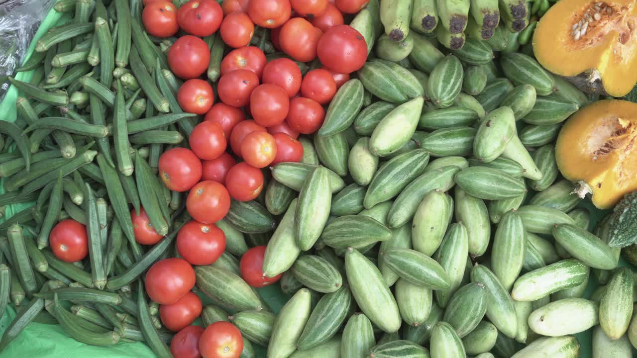 各种各样的生蔬菜在市场上销售。视频下载