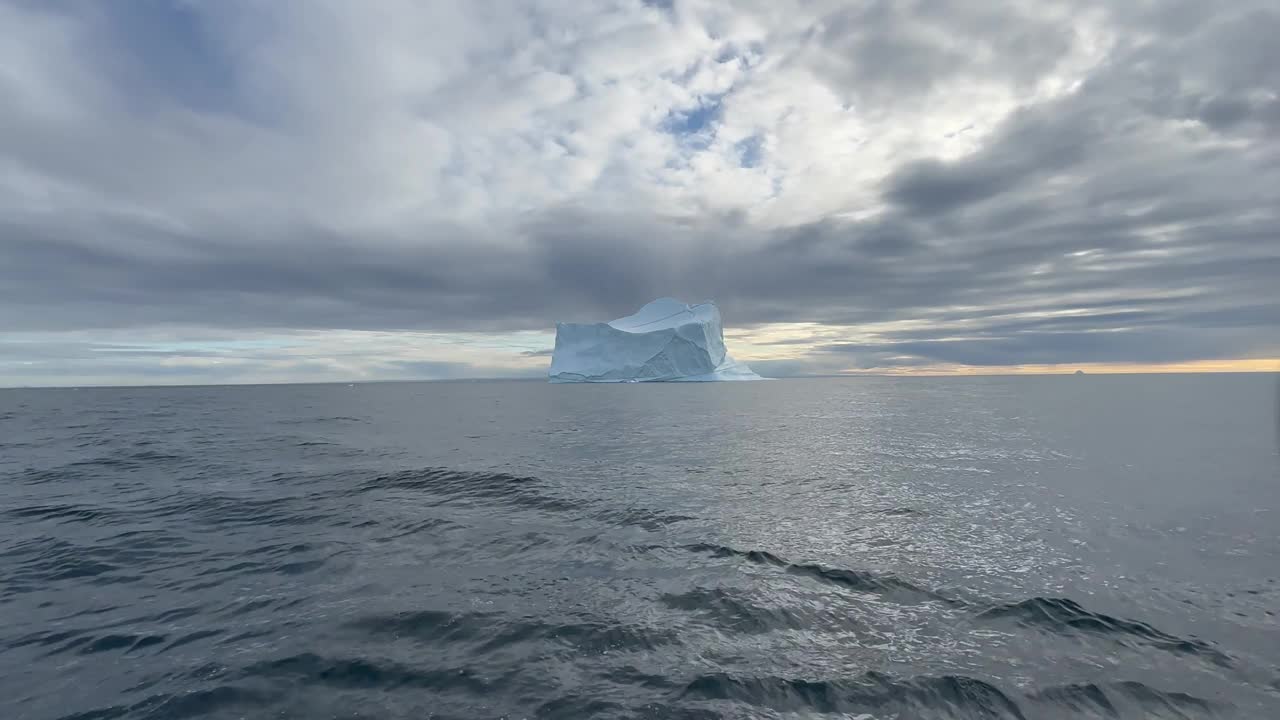 一座巨大的冰山漂浮在非常有趣的光线条件下。Scoresbysund,格陵兰岛。视频素材