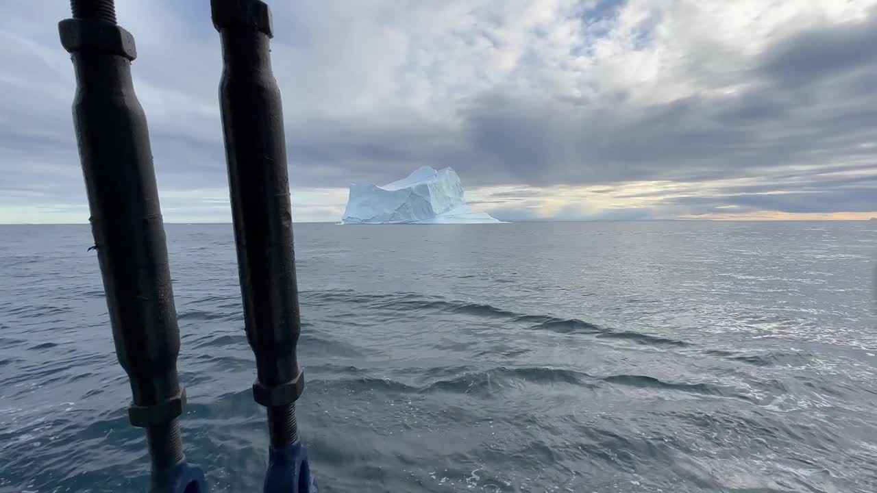 在非常有趣的光线条件下，从冰山漂浮的船甲板上看。Scoresbysund,格陵兰岛。视频素材