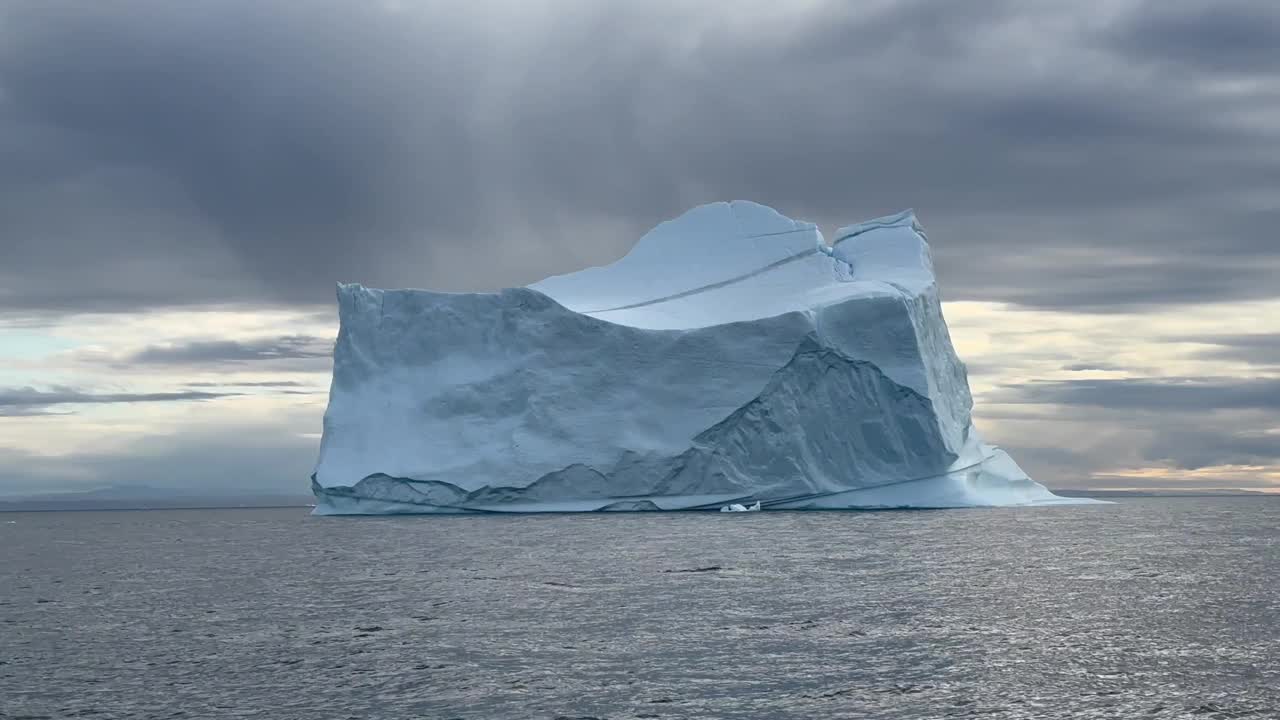 一个巨大的冰山在非常有趣的光线条件下。Scoresbysund,格陵兰岛。视频下载