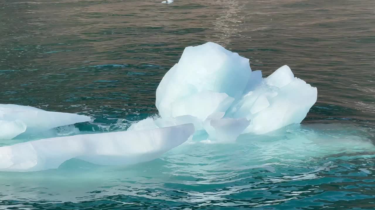 一块冰漂过。Scoresbysund,格陵兰岛。视频素材